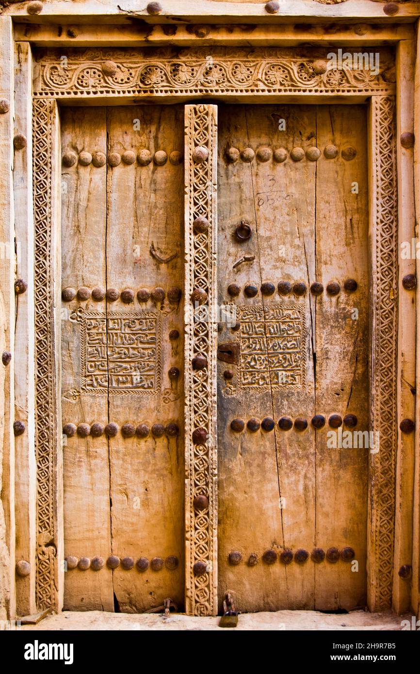 Tür, alte Lehmsiedlung Al Hamra, Al Hamra, Oman Stockfoto
