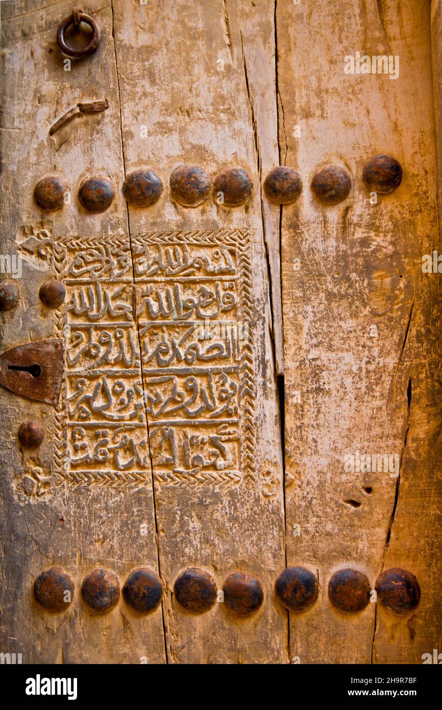 Tür, alte Lehmsiedlung Al Hamra, Al Hamra, Oman Stockfoto