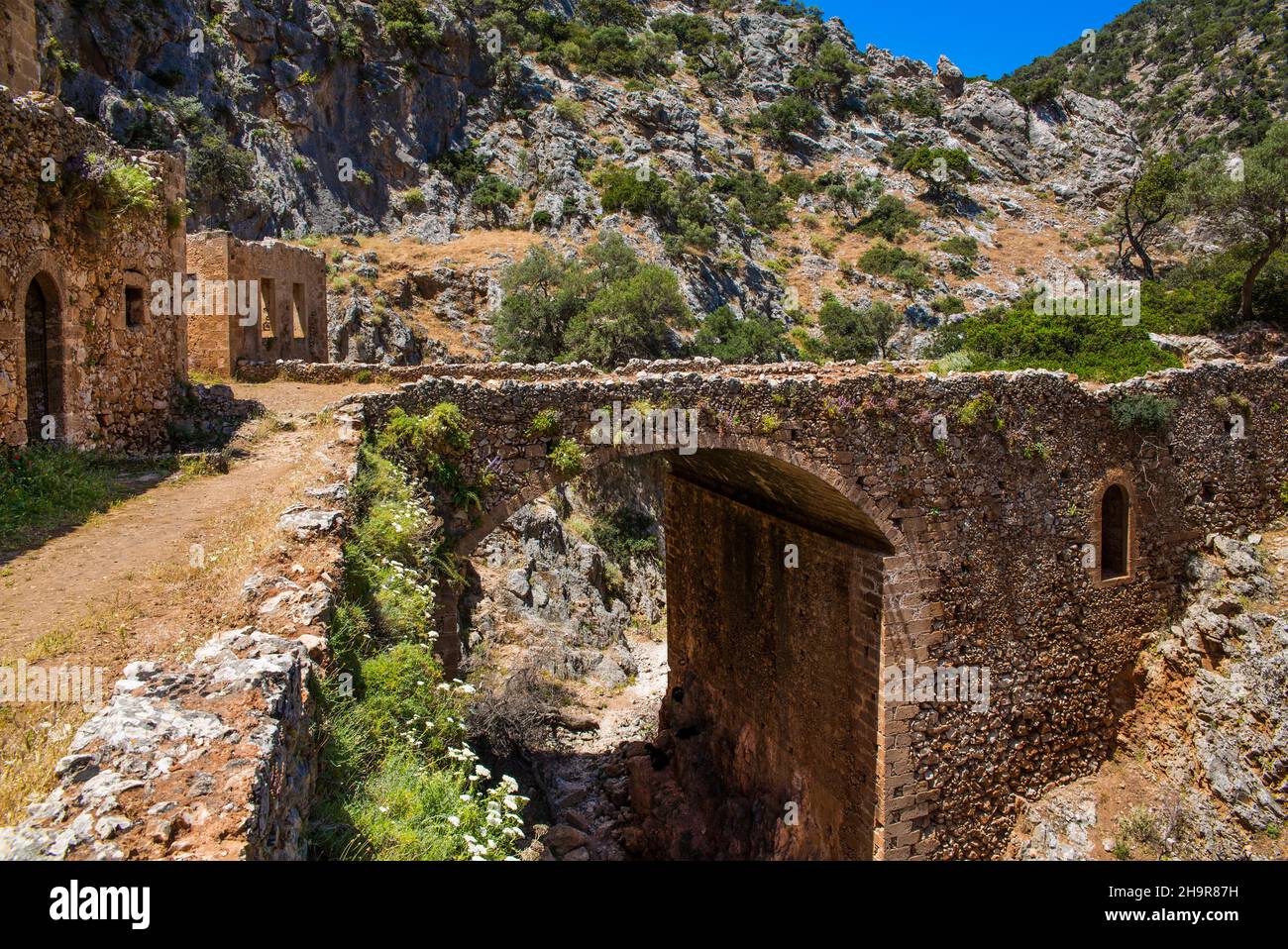 Architektonisches Merkmal, gewölbte Brücke über die Schlucht, verlassene Kloster Katholiko in der Avlaki-Schlucht, Kreta, Akrotiri-Halbinsel, Kreta, Griechenland Stockfoto