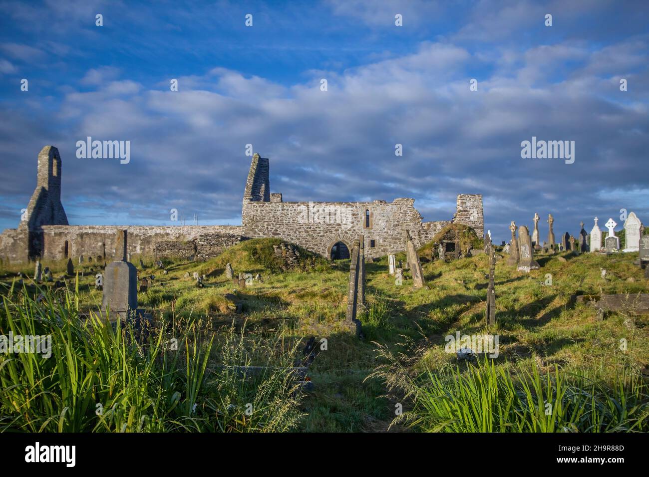 Ring of Kerry, Wild Atlantic Way, West Ireland, Iveragh Peninsula, Kreuzfahrt entlang der Klippen, Kerry Küste, malerische Küstenstraße bei Sonnenlicht, Irland Stockfoto