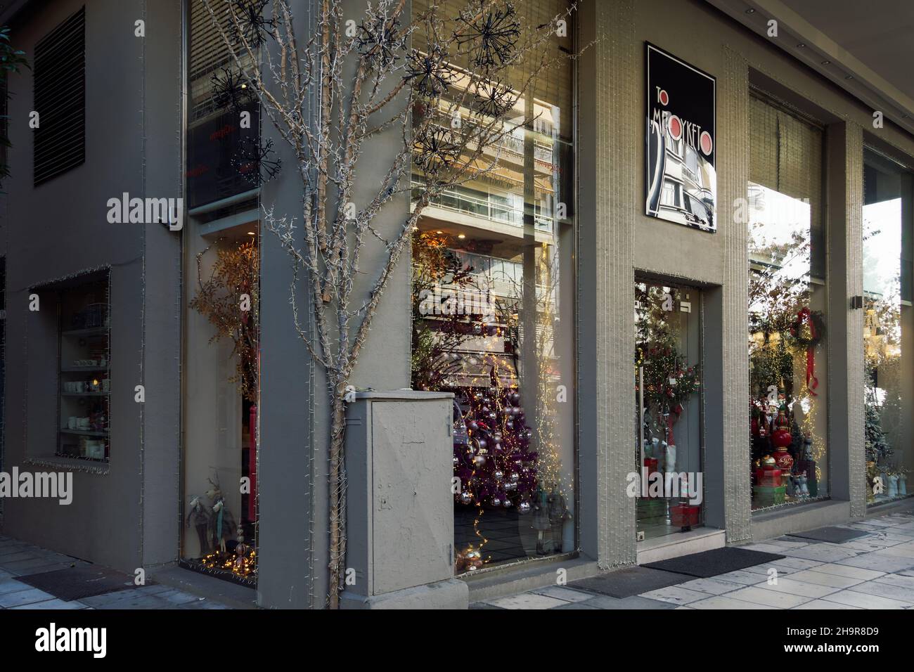 Thessaloniki, Griechenland Weihnachtsgeschäft Fassade mit festlicher Dekoration. Tagesansicht von außen auf den Hellenic Seasonal Store. Stockfoto