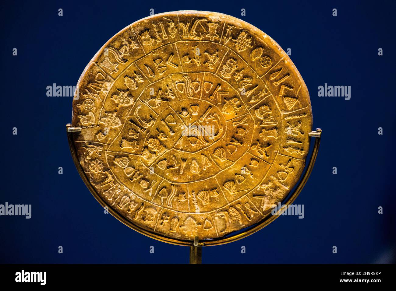 Phaistos Disc (Anfang des 17th. Jahrhunderts v. Chr.), Archäologisches Museum mit den wichtigsten Funden der minoischen Kultur, Heraklion, Kreta, Heraklion, Kreta Stockfoto