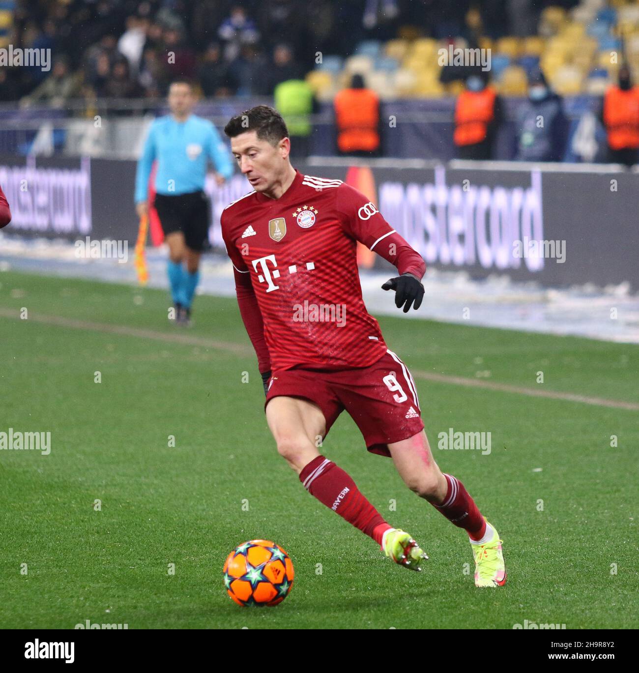 KIEW, UKRAINE - 23. NOVEMBER 2021: Robert Lewandowski von Bayern München beim UEFA Champions League-Spiel gegen Dynamo Kiew im NSC Olimpiyskyi-Stadion in Kiew im Einsatz. Bayern München gewann 2-1 Stockfoto