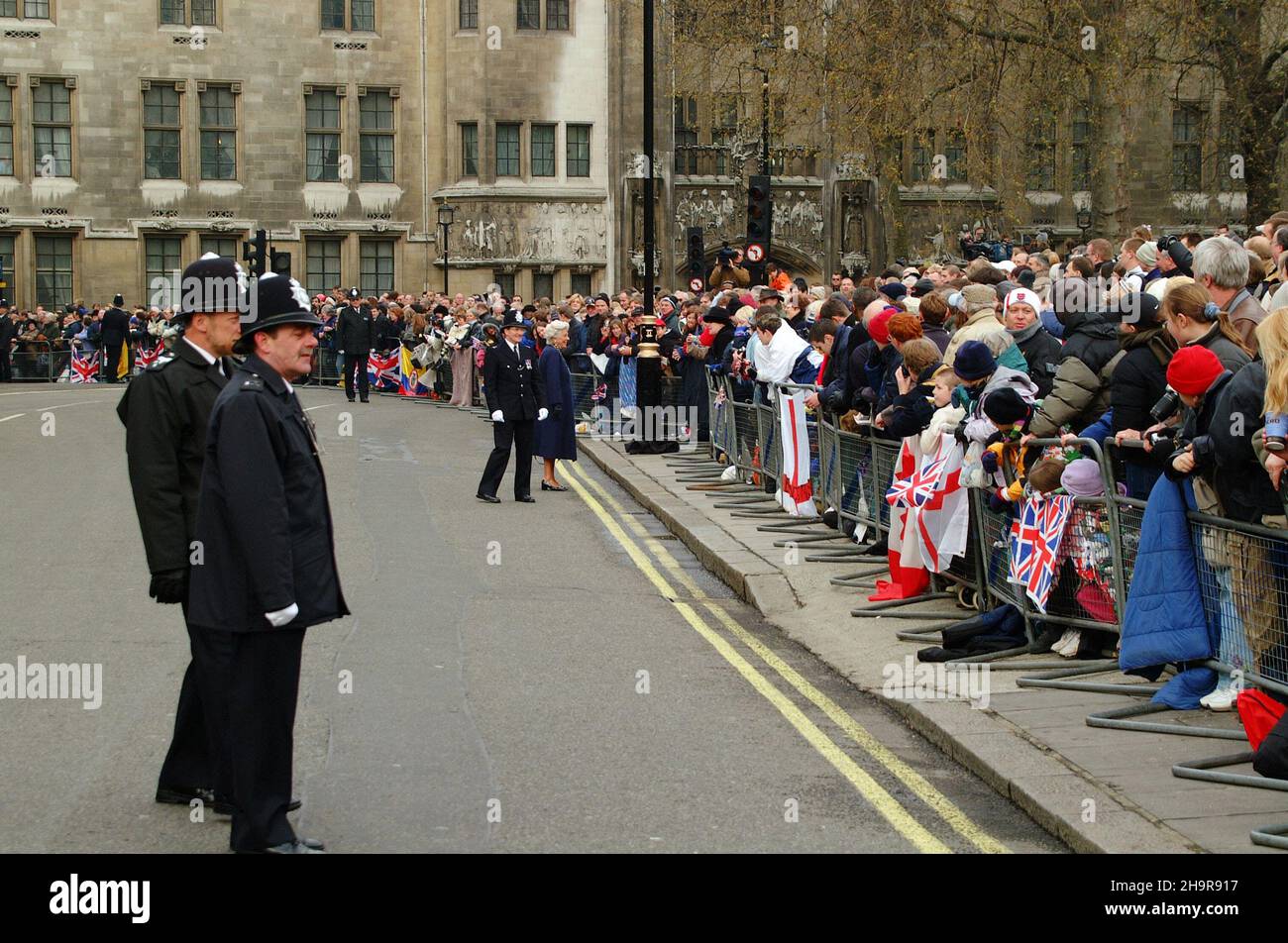 Polizeibeamte, die Zuschauer beim Begräbnis von Königin Elizabeth, der Queen Mother, London, April 9 2002, beobachten Stockfoto