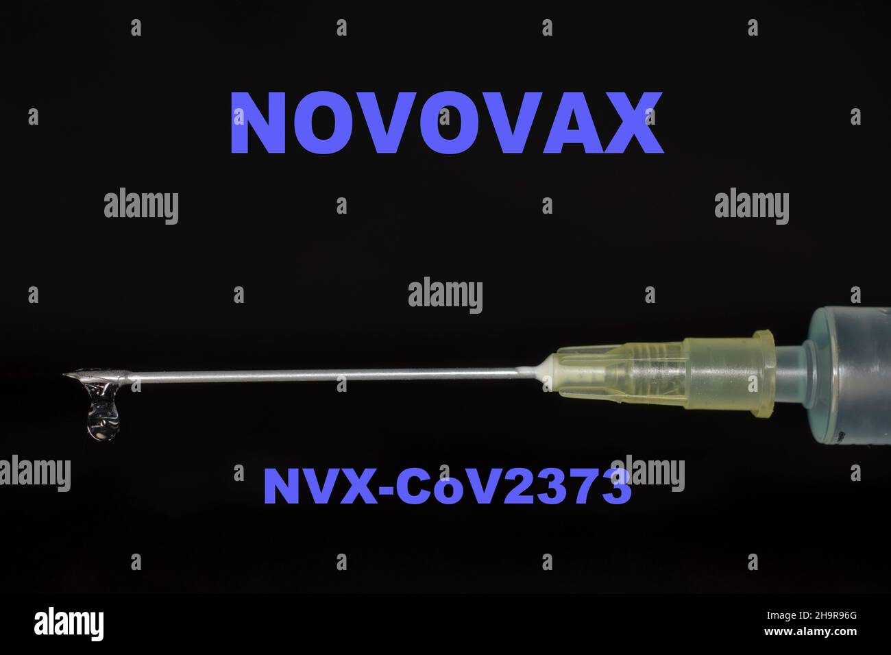 Injektionsspritze mit dem Impfstoff NVX CoV2373 von Novovax, Studiofotografie mit schwarzem Hintergrund Stockfoto