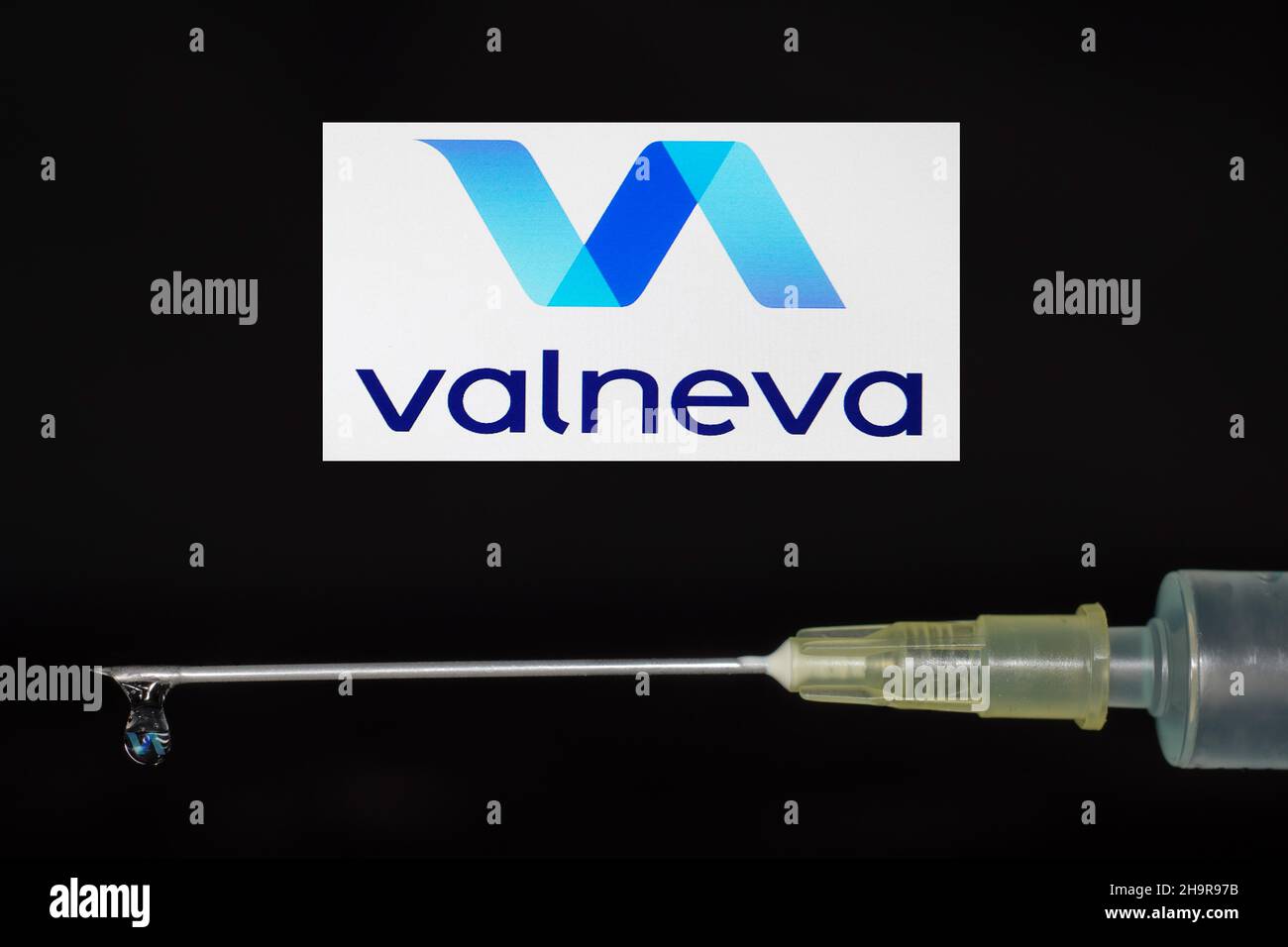 Injektionsspritze mit Valneva-Impfstoff, Studiofotografie mit schwarzem Hintergrund Stockfoto
