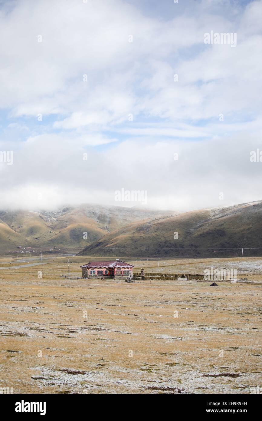 Einone Tibetan House auf dem tibetischen Plateau-Grasland in China Stockfoto