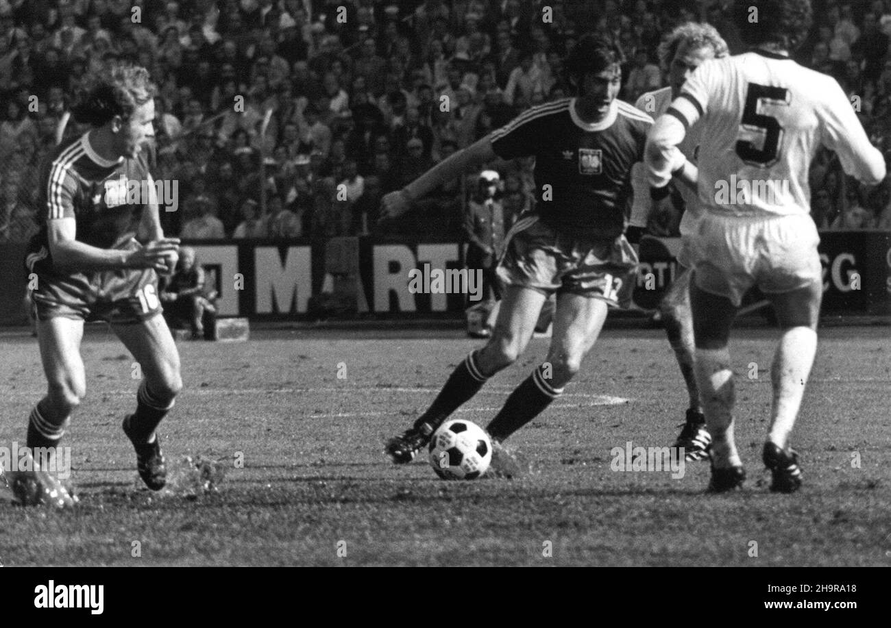 Frankfurt nad Menem, RFN (Niemcy), 03.07.1974. X Mistrzostwa Œwiata w Pi³ce No¿nej - mecz Polska vs. Niemcy 0:1, rozegrany na stadionie Waldstadion we Frankfurcie nad Menem. Mecz pomiêdzy Polsk¹, a RFN odbywa³ siê w trudnych warunkach. Przed meczem nad stadion przesz³a ulewa i mimo starañ organizatorów nie uda³o siê ca³kowicie osuszyæ boiska. Mecz ten przeszed³ do historii pi³ki no¿nej jako Mecz na wodzie. W 53. Minucie meczu Jan Tomaszewski obroni³ rzut karny. Jedyn¹ bramkê w meczu strzeli³ Gerd Müller w 76. Minucie RFN dziêki zwyciêstwu nad Polsk¹ wygra³o grupê i awansowa³o do fina³u. Pols Stockfoto