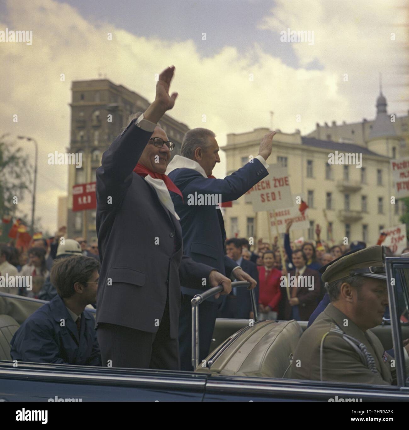 Warszawa 05.06.1974. Wizyta i sekretarza Komitetu Centralnego Niemieckiej Socjalistycznej Partii Jednoœci (SED) Niemieckiej Republiki Demokratycznej Ericha Honeckera w Polsce, 5-8 czerwca 1974 r. NZ. przywódca NRD (L) i sekretarz KC PZPR Edward Gierek przeje¿d¿aj¹ przez miasto. uu PAP/Jan Morek Warschau, Polen, 05. Juni 1974. Erich Honecker (2-L), Generalsekretär des Zentralkomitees der Sozialistischen Einheitspartei Deutschlands, und Edward Gierek (R), erster Sekretär des Zentralkomitees der Polnischen Vereinigten Arbeiterpartei, winken bei einem Besuch in Warschau vor der Menge. Erich Honecker ist dabei Stockfoto