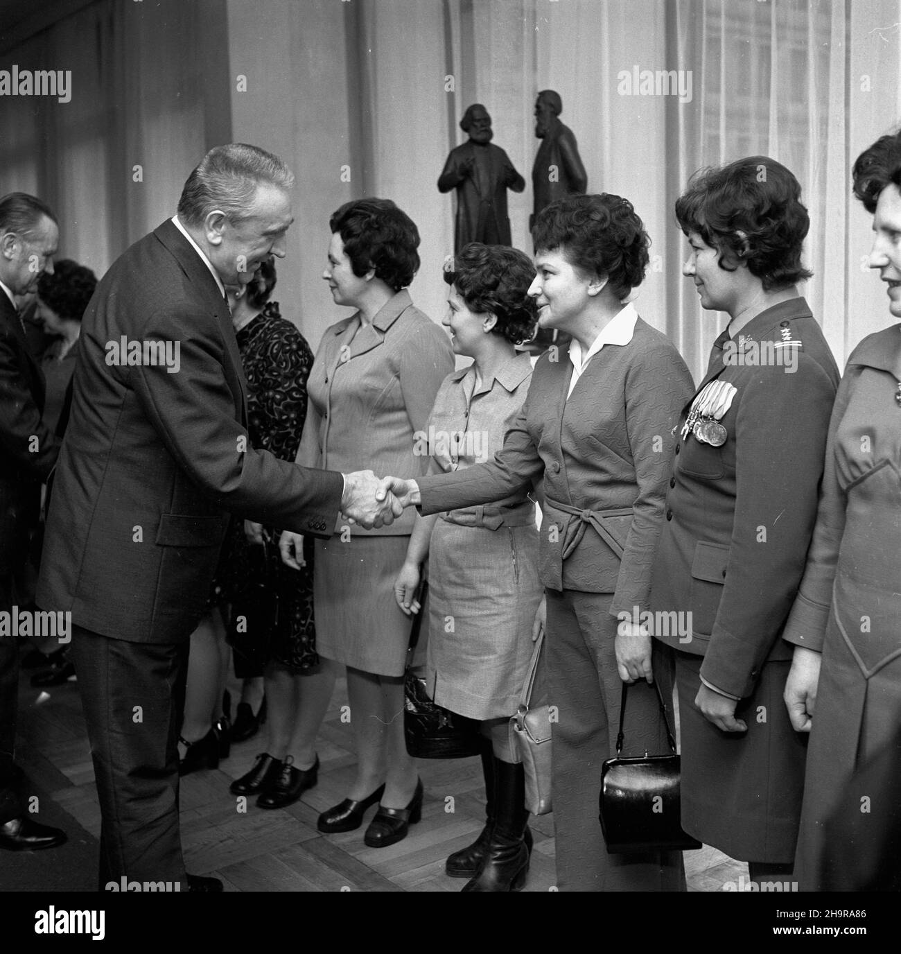 Warszawa, 1974-03-08. Jednym z punktów dnia Kobiet 1974 roku by³o spotkanie przedstawicielu zawodów z Piotrem Jaroszewiczem, premierem Polskiej Rzeczpospolitej Ludowej (PRL) i Edwardem Gierkiem, pierwszym sekretarzem Komitetu Centralnego Poledskiej ZPR. Spotkanie odby³o siê w budynku KC PZPR przy Alejach Jerozolimskich. Ad PAP/Edmund Uchymiak Warschau, 8. März 1974. Die Feier zum Frauentag. Viele Berufe treffen sich mit Premierminister Piotr Jaroszewicz und dem Sekretär des Zentralkomitees der Polnischen Vereinigten Arbeiterpartei (KC PZPR) Edward Gierek aus dem Jahr 1st. Das Ich Stockfoto