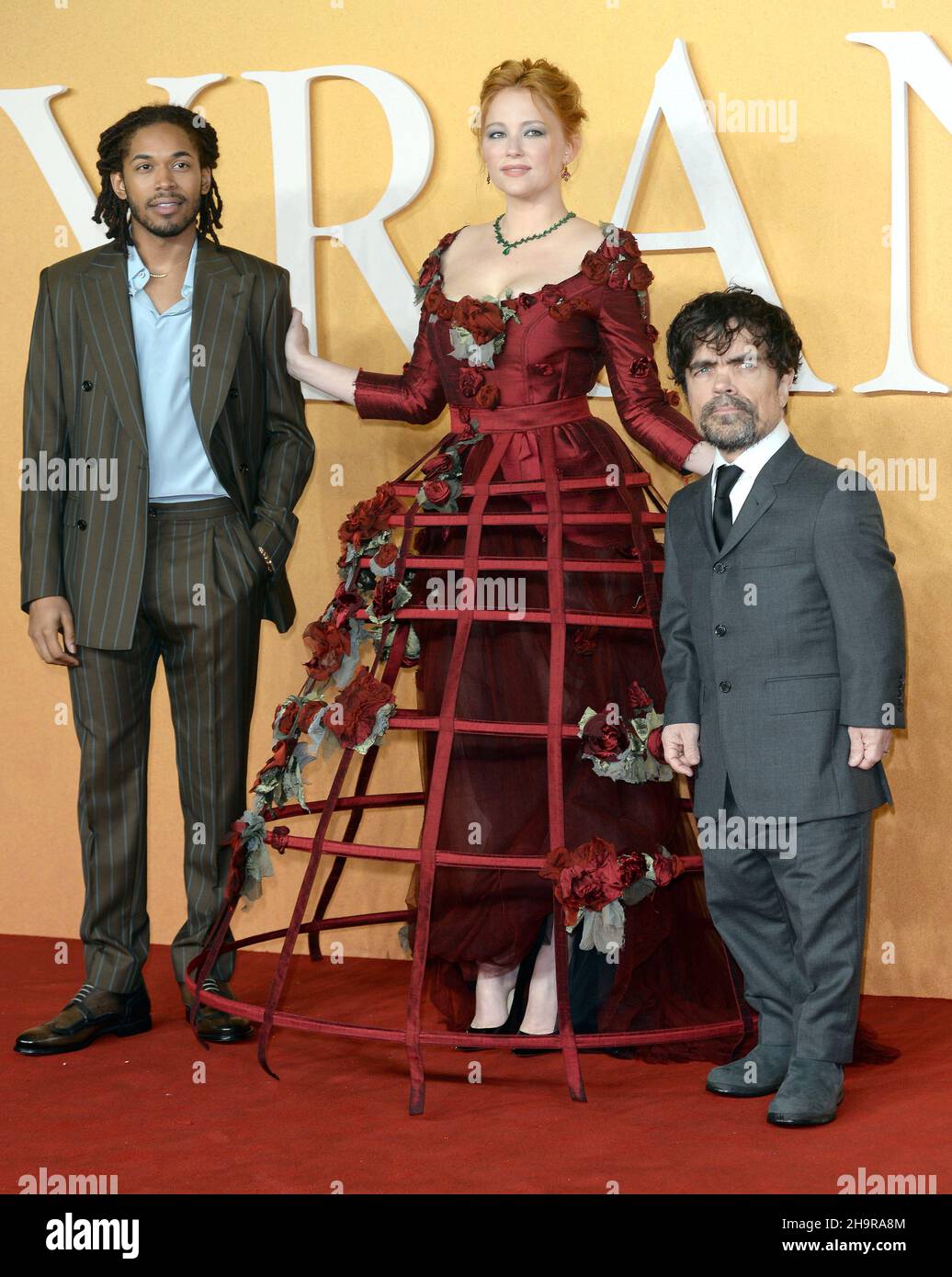 Foto muss gutgeschrieben werden ©Alpha Press 078237 07/12/2021 Kelvin Harrison Jr, Haley Bennett und Peter Dinklage bei der Cyrano-Premiere am Odeon Luxe Leicester Square in London. Stockfoto