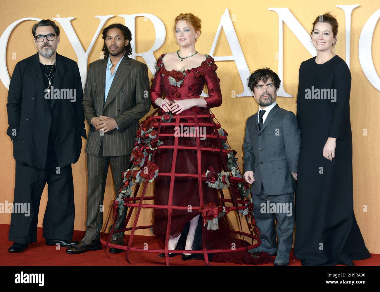 Foto muss gutgeschrieben werden ©Alpha Press 078237 07/12/2021 Joe Wright, Kelvin Harrison Jr, Haley Bennett, Peter Dinklage und Erica Schmidt bei der Cyrano-Premiere am Odeon Luxe Leicester Square in London. Stockfoto