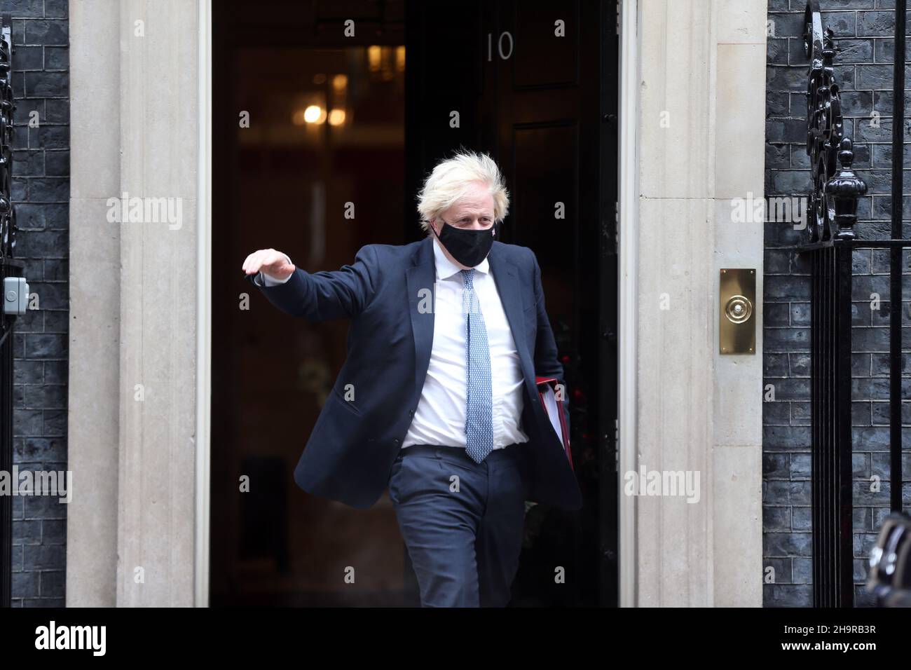 London, England, Großbritannien. 8th Dez 2021. Der britische Premierminister BORIS JOHNSON verlässt die Downing Street 10 vor der wöchentlichen Fragestunde des Premierministers im Unterhaus, als seine Regierung unter Druck geraten war, nachdem ein Video auslief, in dem seine Mitarbeiter bestätigten, dass in Nummer 10 im vergangenen Jahr ein illegaler Weihnachtsparty-Tag stattgefunden hat Gegen Einschränkungen durch Coronaviren. (Bild: © Tayfun Salci/ZUMA Press Wire) Stockfoto