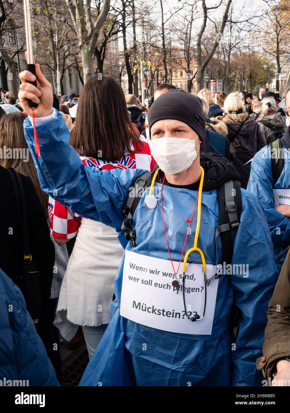Wien, Österreich - 20 2021. November: Anti-Vax Covid-19 Demonstrator Krankenschwester oder Krankenschwester bei einer Demonstration, Kundgebung oder Demonstration. Stockfoto
