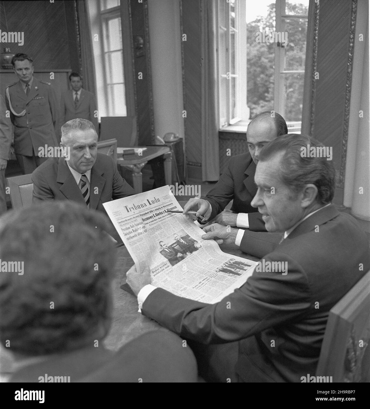 Warszawa 31.05.1972. Wizyta prezydenta Stanów Zjednoczonych Richarda Nixona (P) w Polsce, 31 maja-1 czerwca 1972. Spotkanie z i sekretarzem KC PZPR Edwardem Gierkiem (Przy Stole, L) w gmachu Sejmu. meg PAP/Jan Morek Warschau, Polen, 31. Mai 1972. Der Präsident der Vereinigten Staaten von Amerika, Richard Nixon (R), trifft sich mit dem Ersten Sekretär des Zentralkomitees der Polnischen Vereinigten Arbeiterpartei, Edward Gierek (2-L), in einer Parlimentsarbeit. US-Präsident Nixon ist zu einem zweitägigen Besuch in Polen. PAP/JAN MOREK Stockfoto