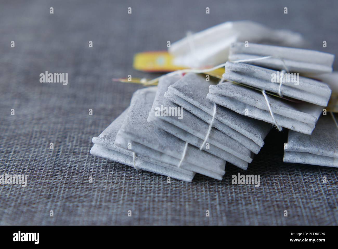 Teebeutel mit kleinem Beutel auf dem Tisch aus nächster Nähe Stockfoto