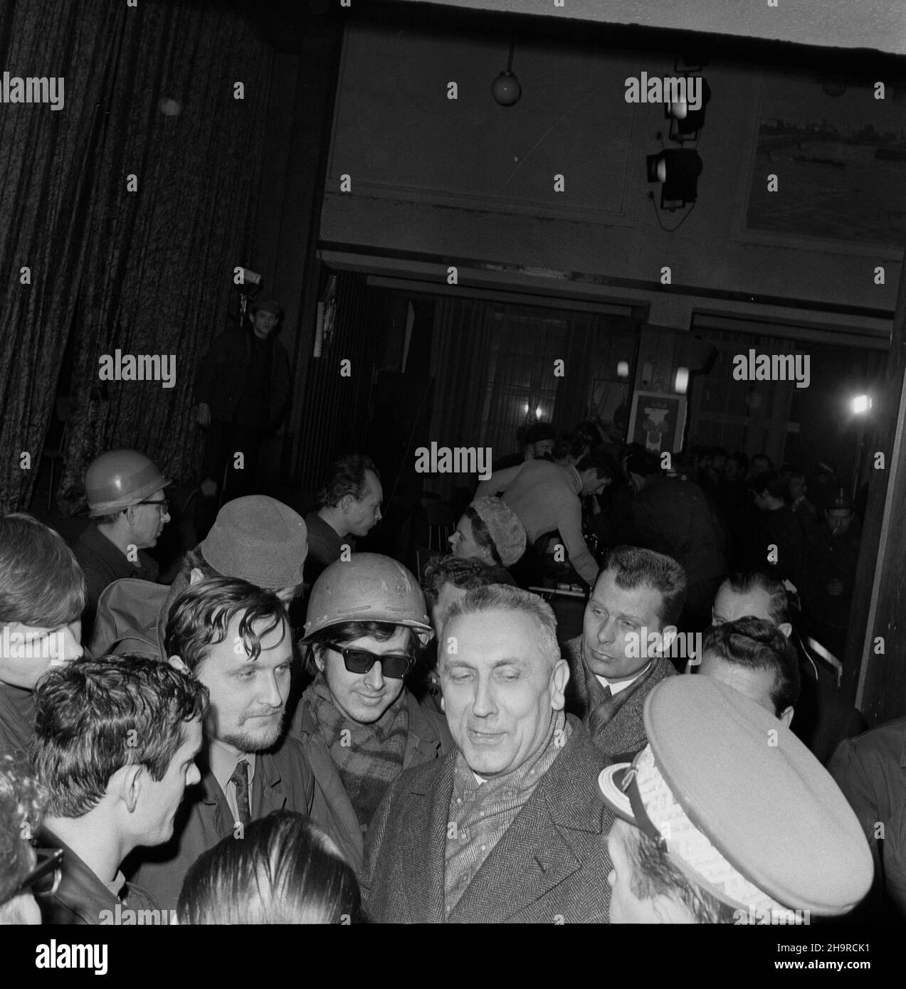 Gdañsk, 1971-01-25. 22.01.1971 roku ponownie wybuch³y strajki w Szczecinie i Gdañsku. DWA dni póŸniej i sekretarz KC PZPR Edward Gierek wraz z przedstawicielami najwy¿szych w³adz PRL spotka³ siê ze stoczniowcami Stoczni Szczeciñskiej im. Adolfa Warskiego. Podczas tego spotkanie pad³y s³ynne s³owa: [...] Jak, pomo¿ecie? Nastêpnego dnia dosz³o do spotkania z przedstawicielami Stoczni Gdañskiej i zak³adów kooperuj¹cych z przemys³em okrêtowym Trójmiasta. Na spotkaniu obecni byli dodatkowo m.in.: Edward Babiuch i Franciszek Szlachcic. Nz. Edwar Gierek (w p³aszczu) ad PAP/Janusz Uklejewski Gdans Stockfoto