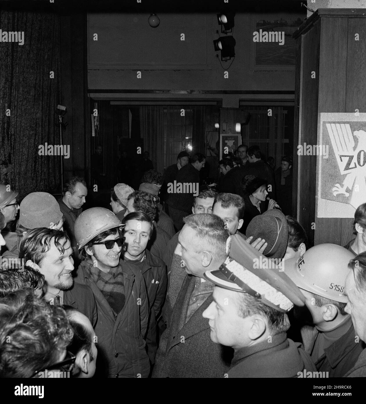 Gdañsk, 1971-01-25. 22.01.1971 roku ponownie wybuch³y strajki w Szczecinie i Gdañsku. DWA dni póŸniej i sekretarz KC PZPR Edward Gierek wraz z przedstawicielami najwy¿szych w³adz PRL spotka³ siê ze stoczniowcami Stoczni Szczeciñskiej im. Adolfa Warskiego. Podczas tego spotkanie pad³y s³ynne s³owa: [...] Jak, pomo¿ecie? Nastêpnego dnia dosz³o do spotkania z przedstawicielami Stoczni Gdañskiej i zak³adów kooperuj¹cych z przemys³em okrêtowym Trójmiasta. Na spotkaniu obecni byli dodatkowo m.in.: Edward Babiuch i Franciszek Szlachcic. NZ. minister obrony narodowej Wojciech Jaruzelski (CP), Edward G. Stockfoto