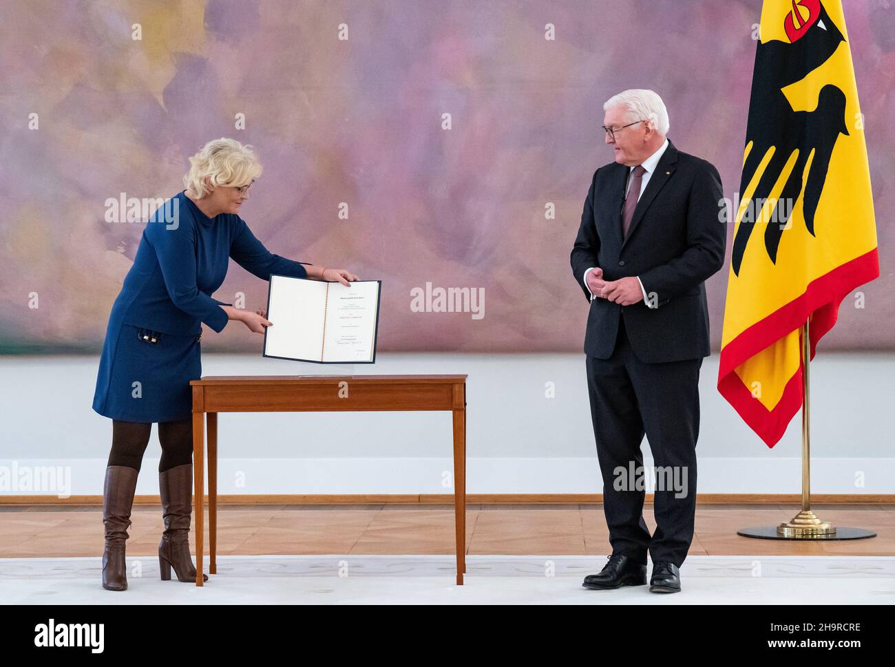 Berlin, Deutschland. 08th Dez 2021. Bundesverteidigungsministerin Christine Lambrecht (SPD) erhält ihre Ernennungsurkunde von Bundespräsident Frank-Walter Steinmeier im Schloss Bellevue. Quelle: Bernd von Jutrczenka/dpa/Alamy Live News Stockfoto
