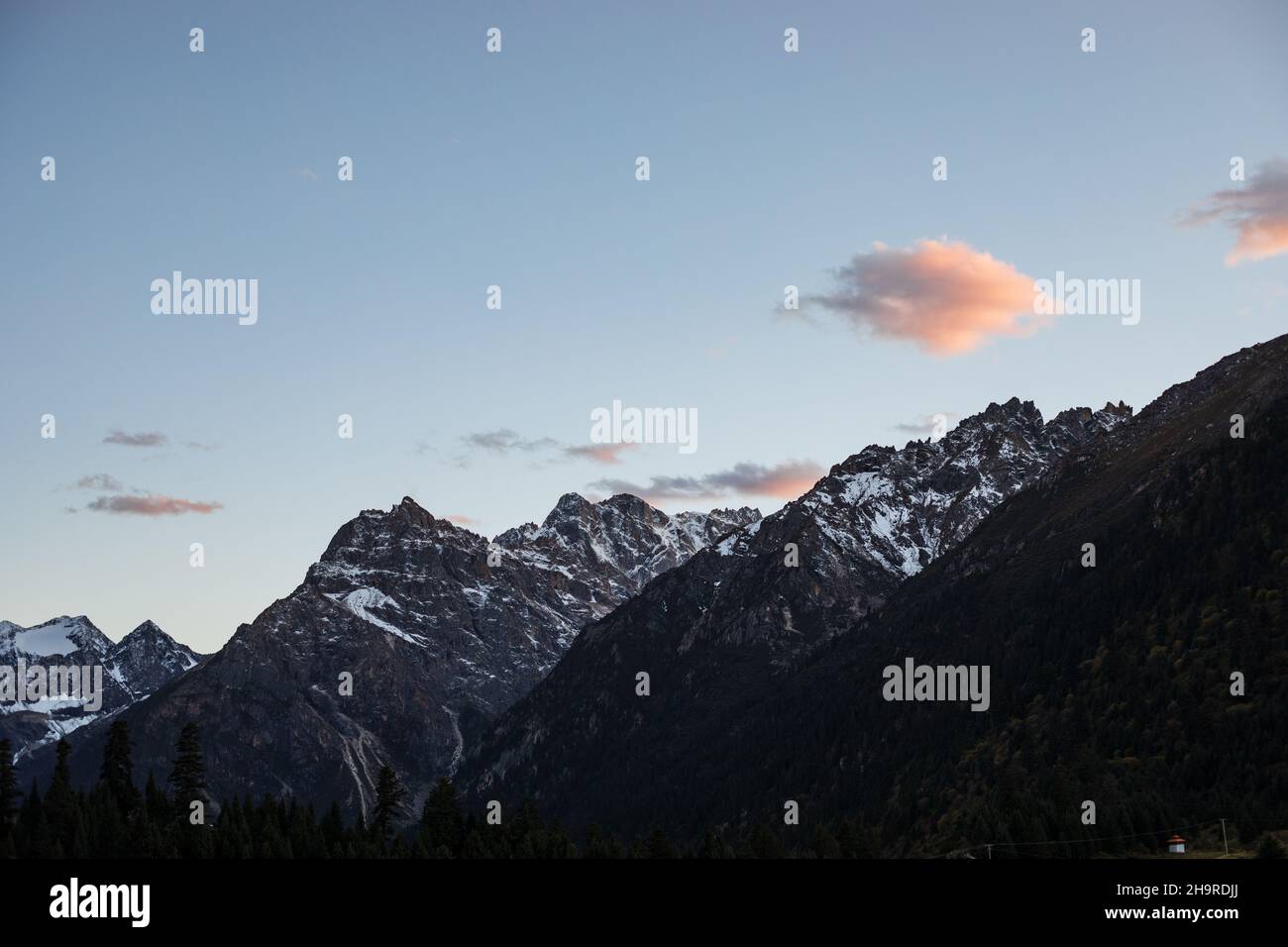 Sonnenuntergang Himmel und wunderschöne Berge mit Schnee bedeckt auf Tibetan Plateau Stockfoto