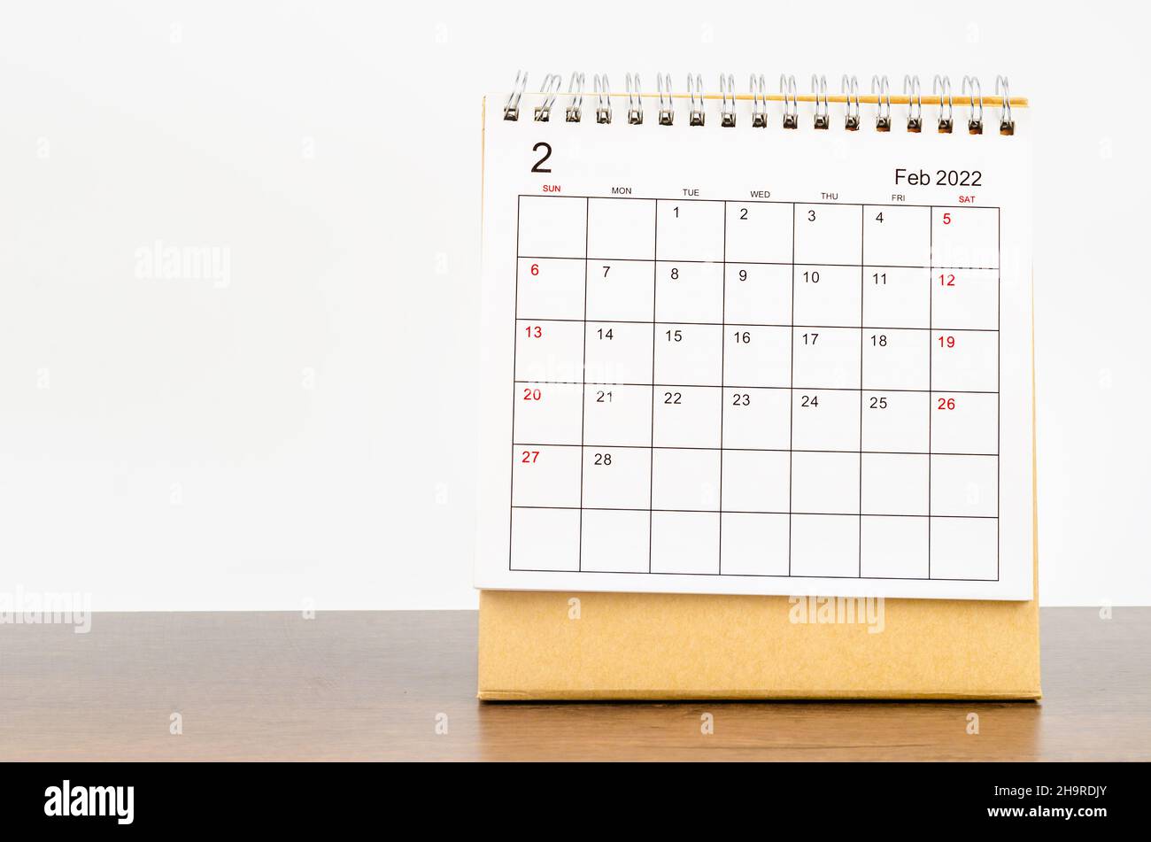 Der Tischkalender vom Februar 2022 auf einem Holztisch. Stockfoto