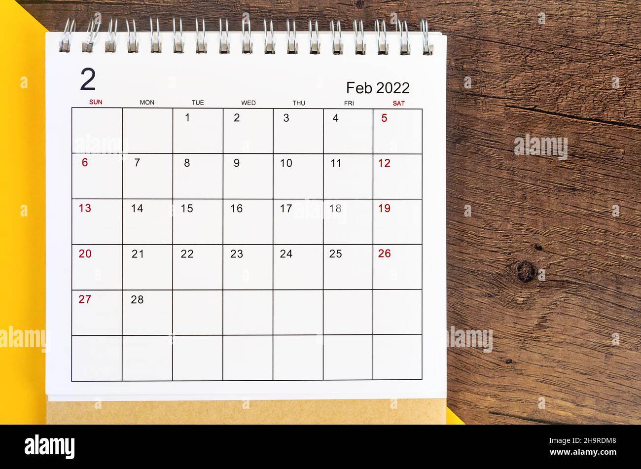 Februar 2022 Tischkalender auf Holzhintergrund. Stockfoto