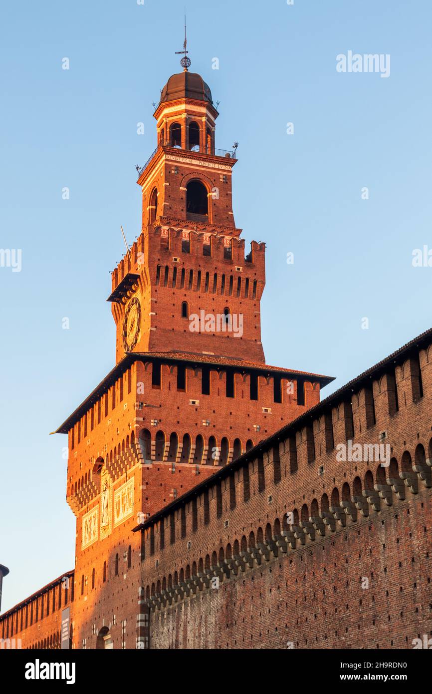 Mailand, Lombardei, Italien: Schloss Sforza (oder Castello Sforzesco) am frühen Morgen an einem sonnigen Tag Stockfoto