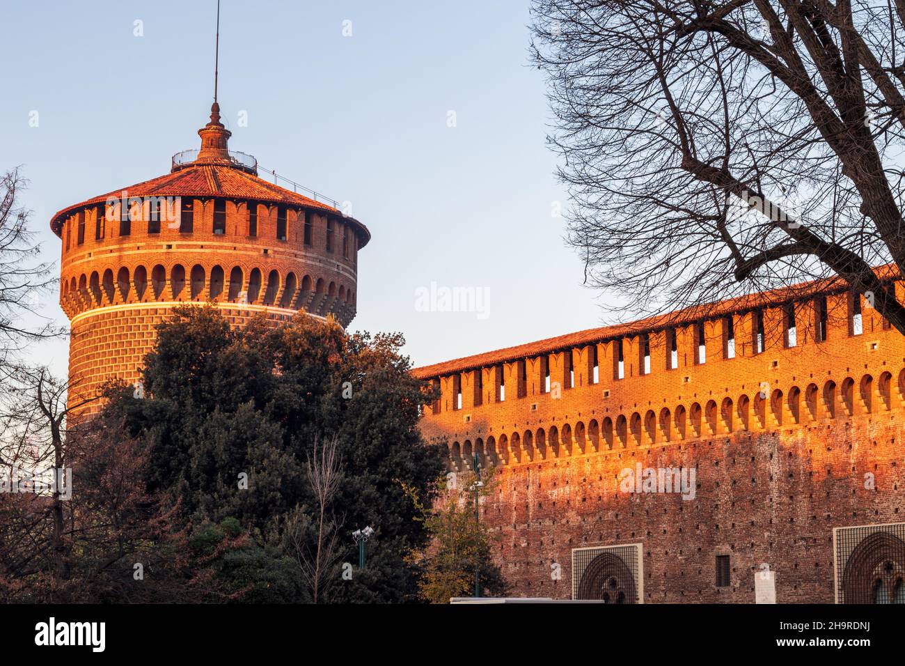 Mailand, Lombardei, Italien: Schloss Sforza (oder Castello Sforzesco) am frühen Morgen an einem sonnigen Tag Stockfoto