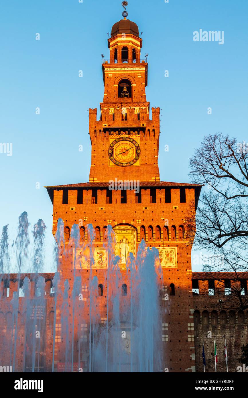 Mailand, Lombardei, Italien: Schloss Sforza (oder Castello Sforzesco) am frühen Morgen an einem sonnigen Tag Stockfoto