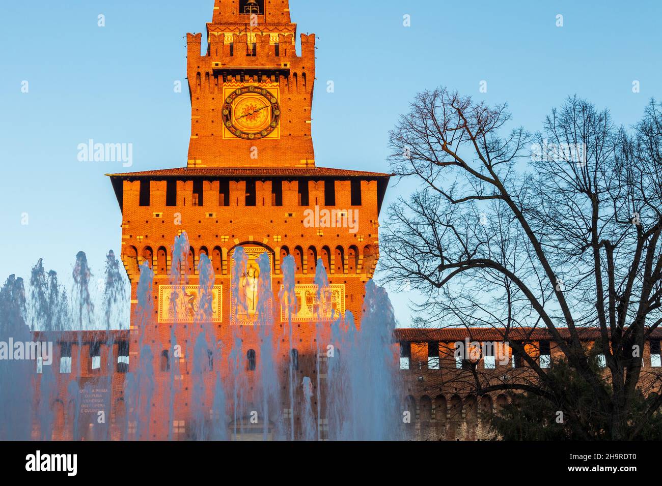 Mailand, Lombardei, Italien: Schloss Sforza (oder Castello Sforzesco) am frühen Morgen an einem sonnigen Tag Stockfoto