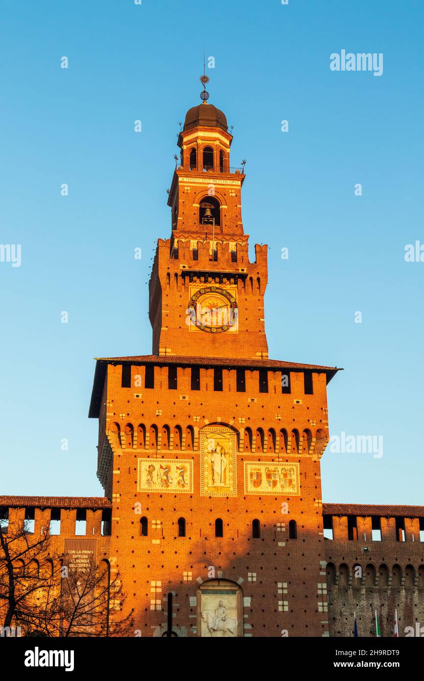 Mailand, Lombardei, Italien: Schloss Sforza (oder Castello Sforzesco) am frühen Morgen an einem sonnigen Tag Stockfoto