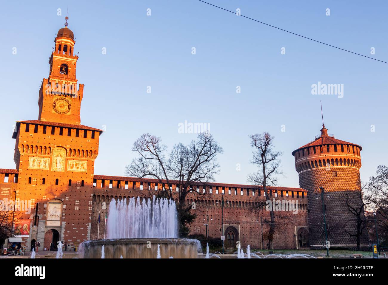 Mailand, Lombardei, Italien: Schloss Sforza (oder Castello Sforzesco) am frühen Morgen an einem sonnigen Tag Stockfoto