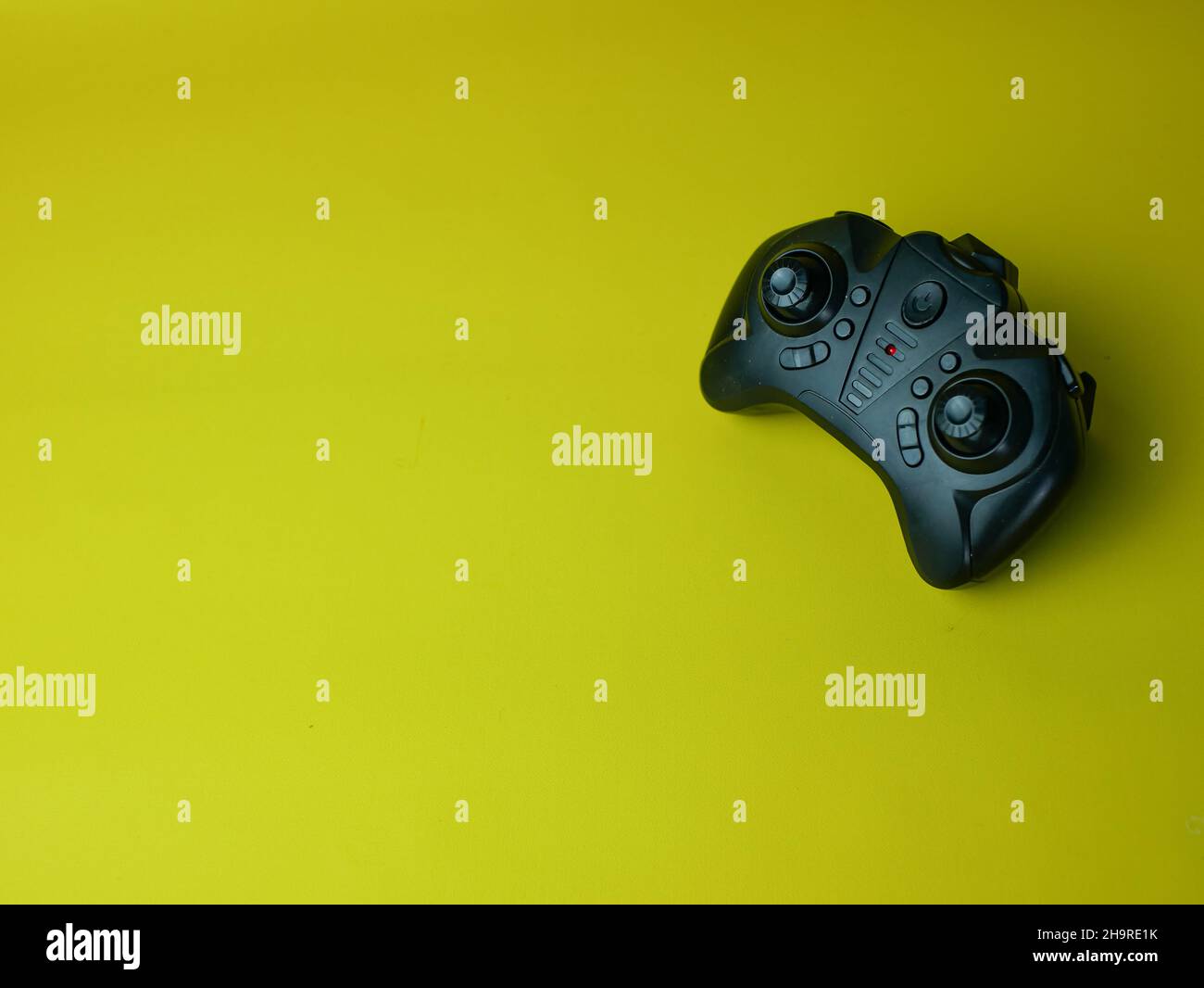 Videospiel-Controller auf gelbem Hintergrund isoliert Stockfoto