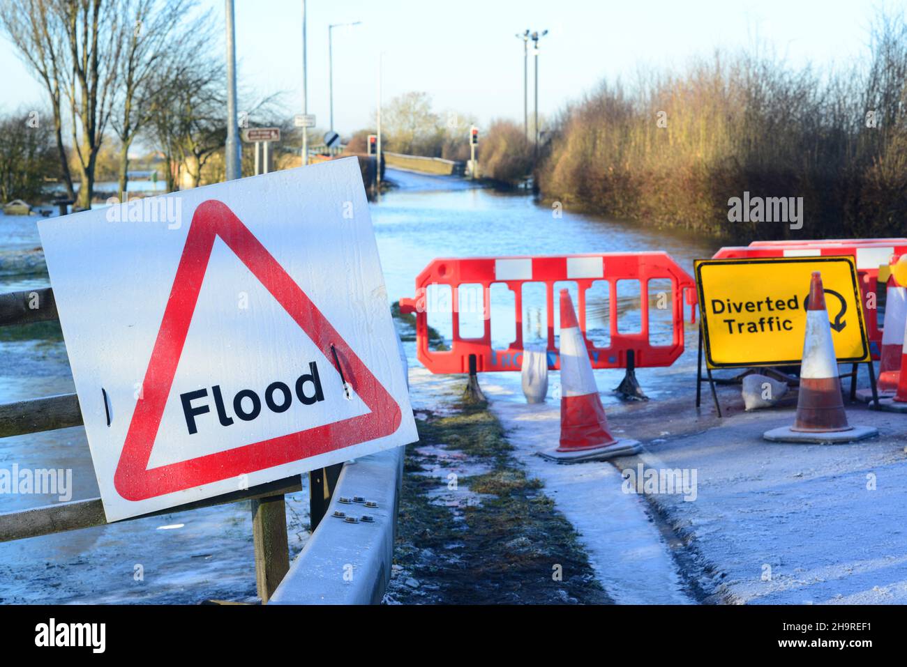 Die Straße wurde aufgrund von Überschwemmungen an der Bubwith Bridge gesperrt, nachdem der Fluss derwent seine Ufer in yorkshire united Kingdom platzte Stockfoto