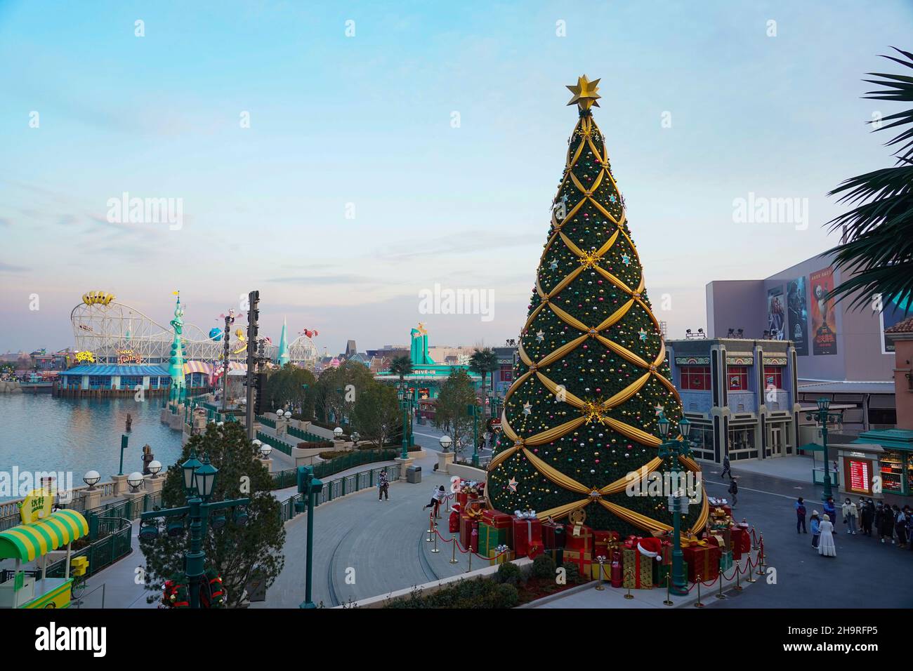 Peking, China. 8th Dez 2021. Weihnachtsdekorationen sind im Universal Beijing Resort in Peking, der Hauptstadt von China, am 8. Dezember 2021 zu sehen. Quelle: Chen Zhonghao/Xinhua/Alamy Live News Stockfoto