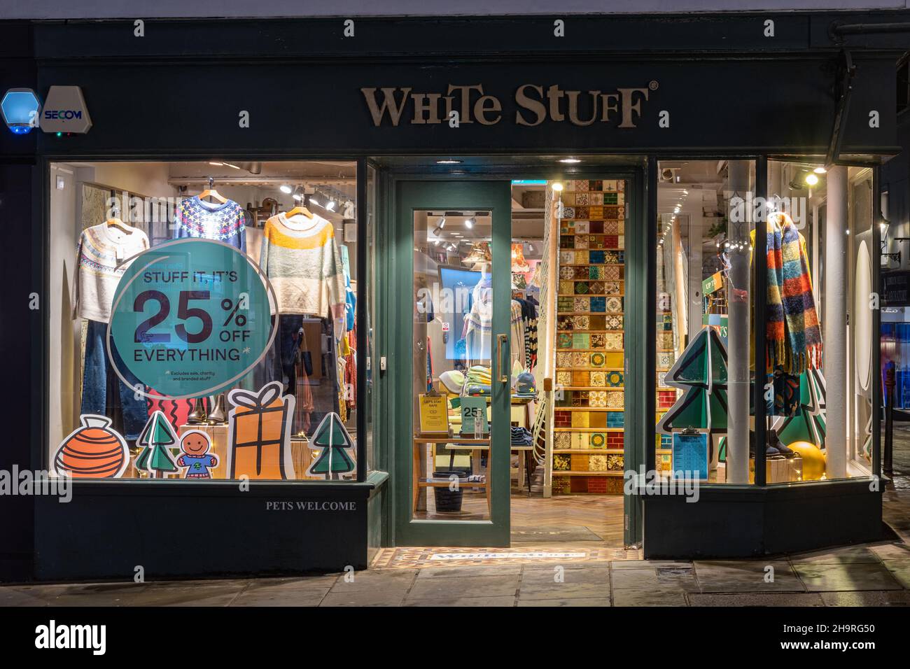 An der Guildford High Street im Stadtzentrum, Surrey, Großbritannien, nachts ein Geschäft mit weißen Sachen Stockfoto