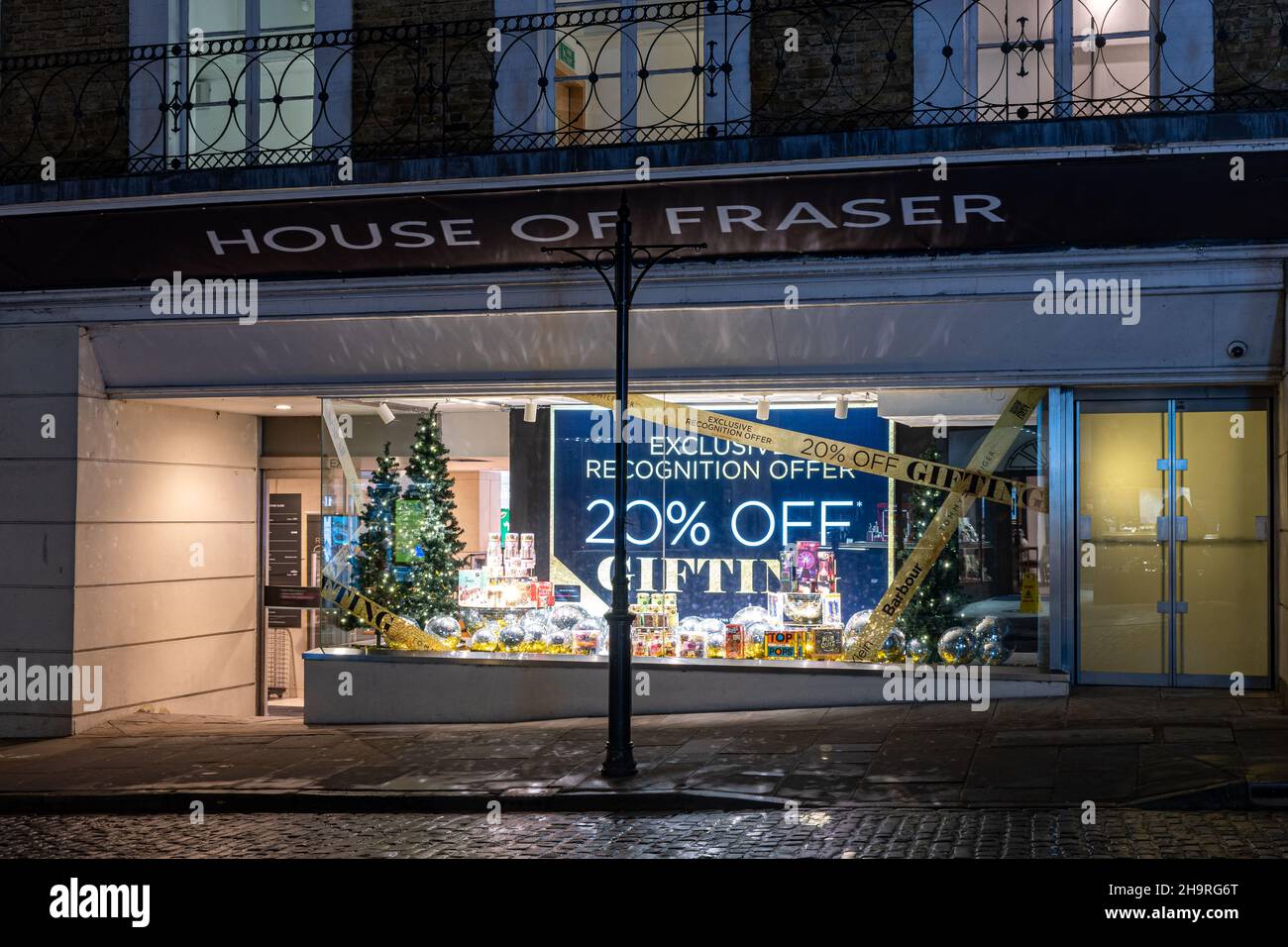 Fraser-Kaufhaus in der Guildford High Street mit weihnachtlicher Fensterdarstellung, Surrey, England, Großbritannien, bei Nacht Stockfoto