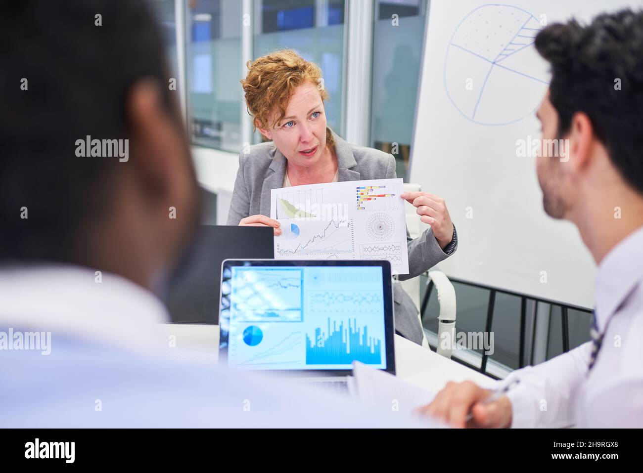 Geschäftsfrau und Kollege analysieren Daten für die Finanzplanung im Büro Stockfoto