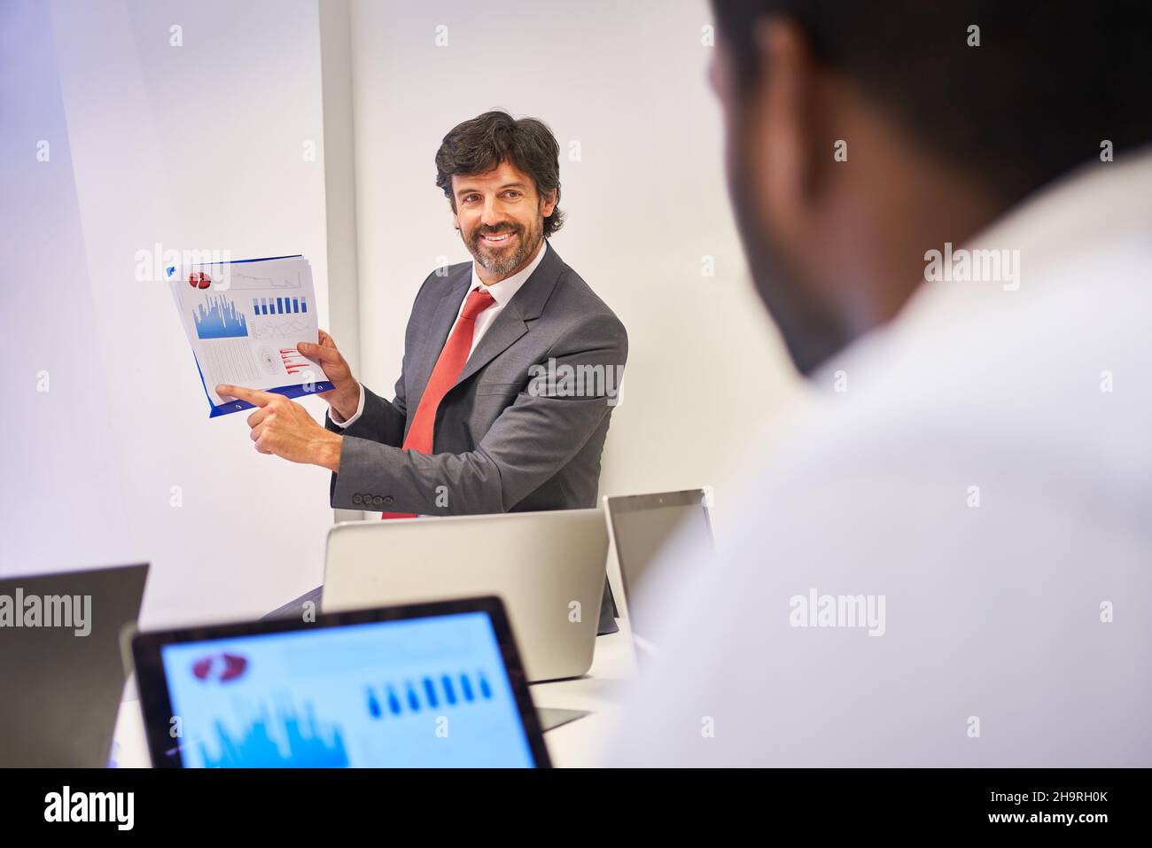 Unternehmensberater als Referent in einem Beratungsworkshop mit Diagrammen und Grafiken Stockfoto