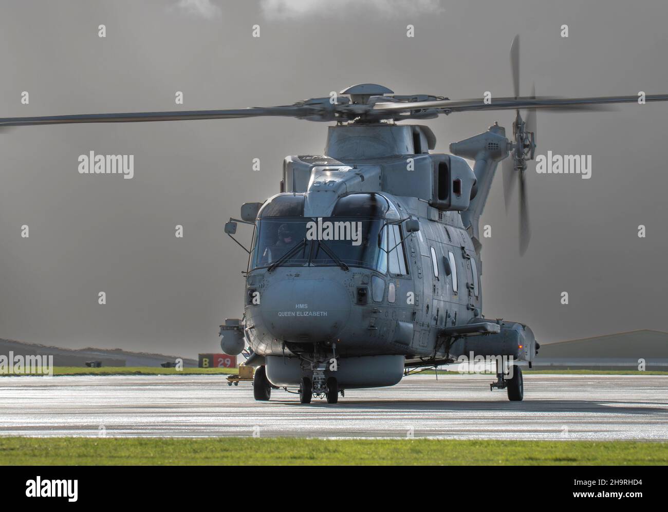 Die Royal Navy 820 Squadron, die mit ihren sieben Merlin Mk2-Hubschraubern zur Luftstation in RNAS Culdrose, Helston in Cornwall zurückkehrte, waren rund 60 Flugbesatzungen und Ingenieure aus der Staffel, während die anderen getrennt zurückkehrten. Die Carrier Strike Group 2021 umfasst neun Schiffe aus verschiedenen alliierten Ländern, ein U-Boot, 32 Flugzeuge und mehr als 3.700 Mitarbeiter. Der Einsatz war ein wichtiger Meilenstein bei der Etablierung der globalen Fähigkeit des Vereinigten Königreichs, F35 Jets als Teil der konventionellen Abschreckung des Vereinigten Königreichs zu betreiben. Stockfoto