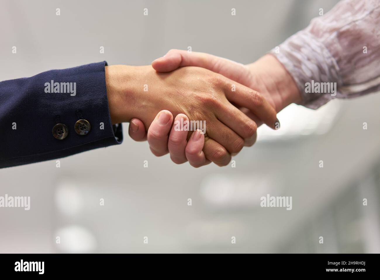 Geschäftsleute bei Shakehhands als Symbol für Begrüßung und Zusammenarbeit Stockfoto