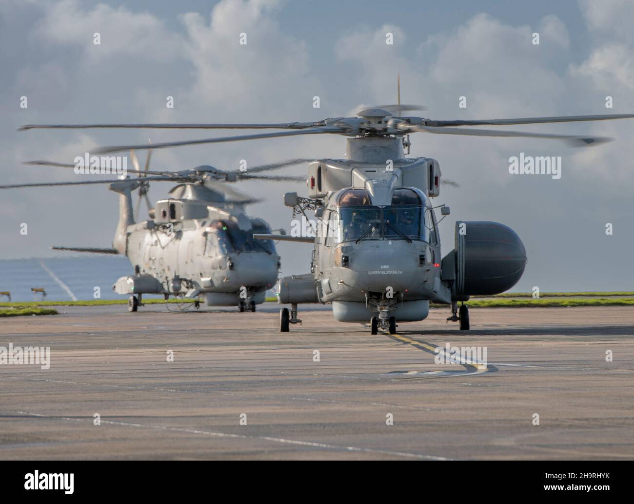 Die Royal Navy 820 Squadron, die mit ihren sieben Merlin Mk2-Hubschraubern zur Luftstation in RNAS Culdrose, Helston in Cornwall zurückkehrte, waren rund 60 Flugbesatzungen und Ingenieure aus der Staffel, während die anderen getrennt zurückkehrten. Die Carrier Strike Group 2021 umfasst neun Schiffe aus verschiedenen alliierten Ländern, ein U-Boot, 32 Flugzeuge und mehr als 3.700 Mitarbeiter. Der Einsatz war ein wichtiger Meilenstein bei der Etablierung der globalen Fähigkeit des Vereinigten Königreichs, F35 Jets als Teil der konventionellen Abschreckung des Vereinigten Königreichs zu betreiben. Stockfoto