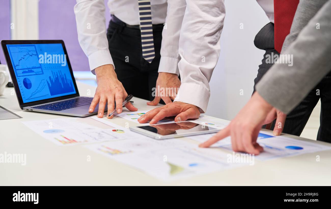 Hände von Geschäftsleuten, die Daten in einem Strategiemeeting analysieren Stockfoto