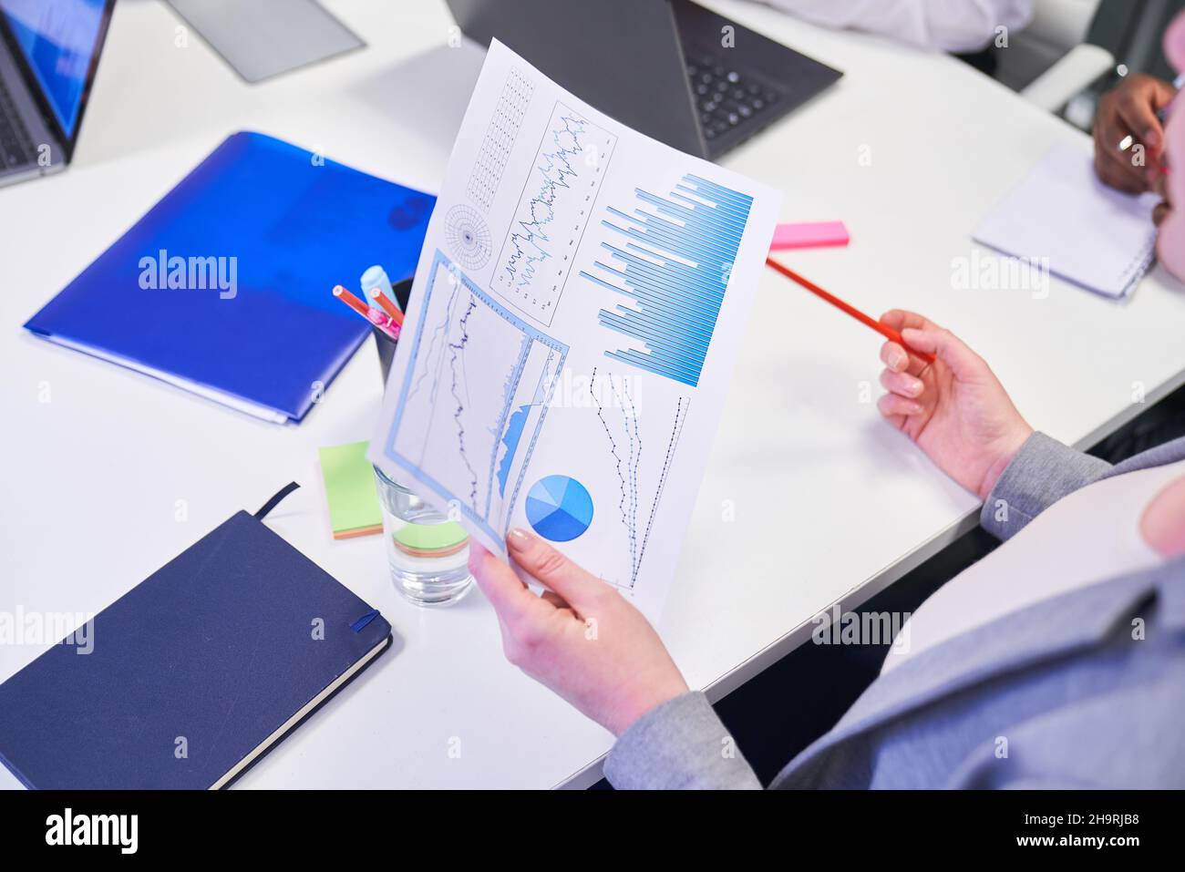 Business man hält Papier mit Diagrammen für die Finanzanalyse und Finanzplanung Stockfoto