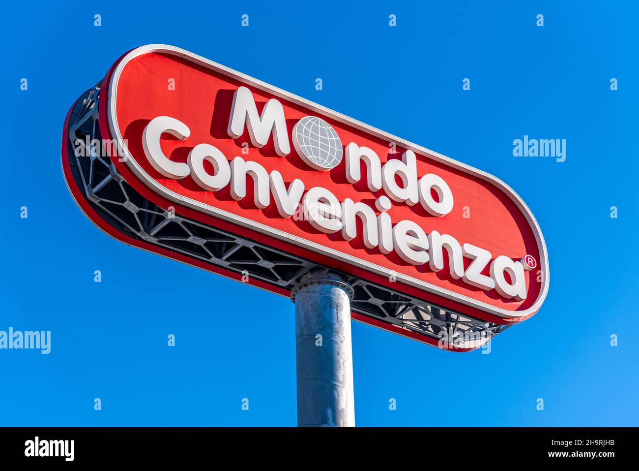 Moncieri, Turin, Italien - 6. Dezember 2021: Großes Schild mit Logo von Mondo Convenienza Store auf blauem Himmel, ist es italienische Firma großen Vertrieb von Stockfoto
