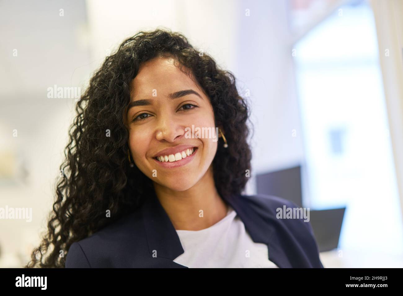 Junge Frau als Gründerin oder Trainee in der Ausbildung im Büro Stockfoto