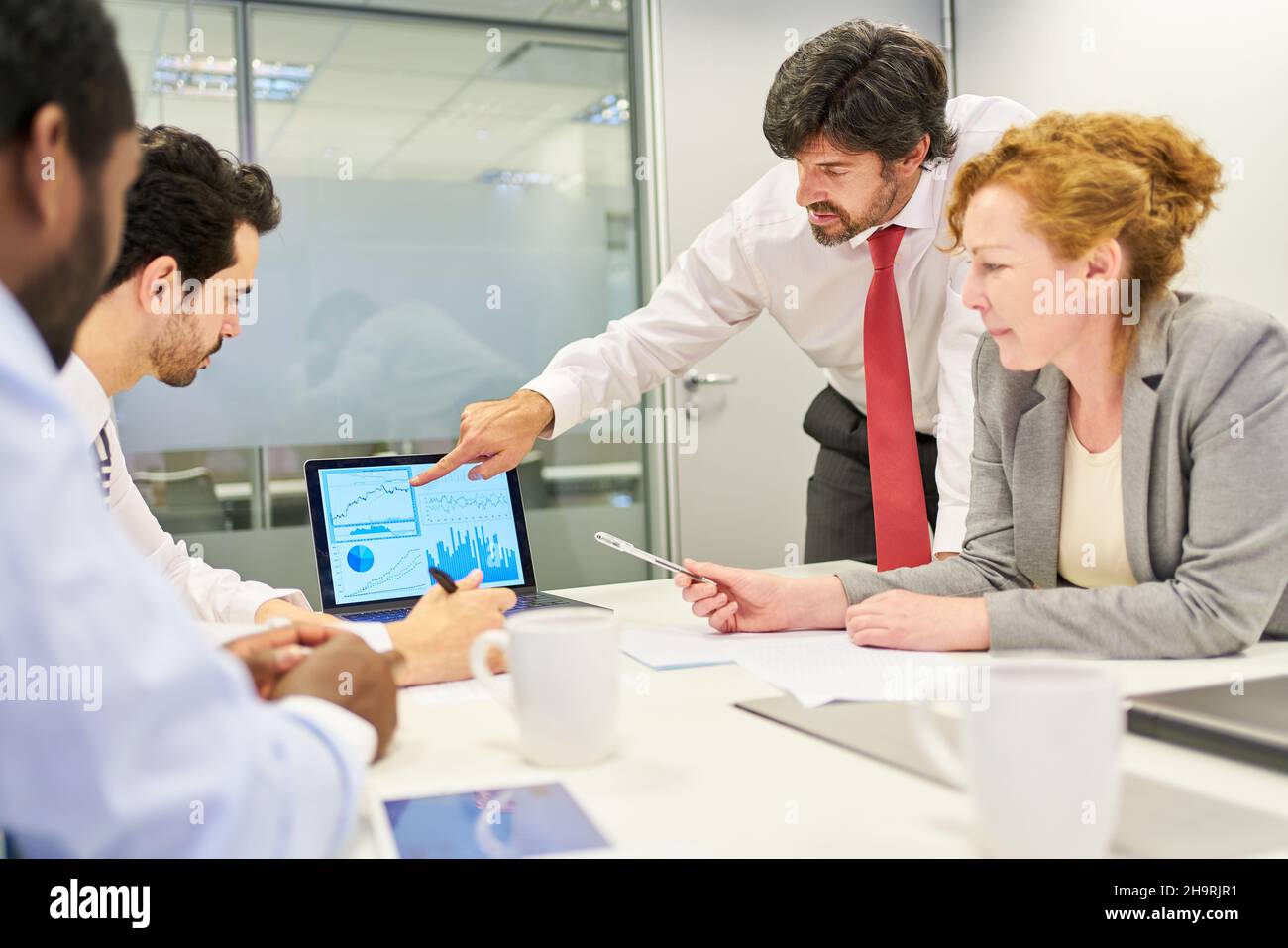 Der Manager zeigte auf Digram auf dem Laptop-Computer bei einer Geschäftsbesprechung im Konferenzraum Stockfoto