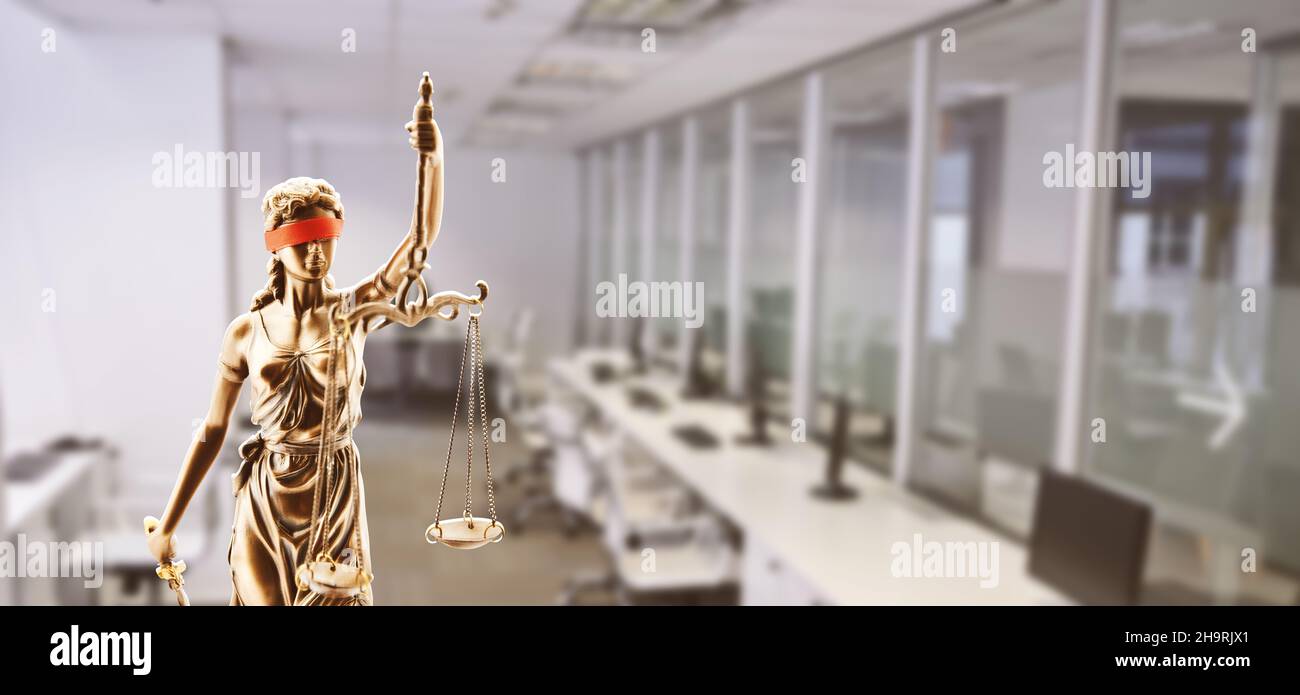 Blinde Gerechtigkeit als Gesetz- und Satzkonzept in leerem Büro Stockfoto