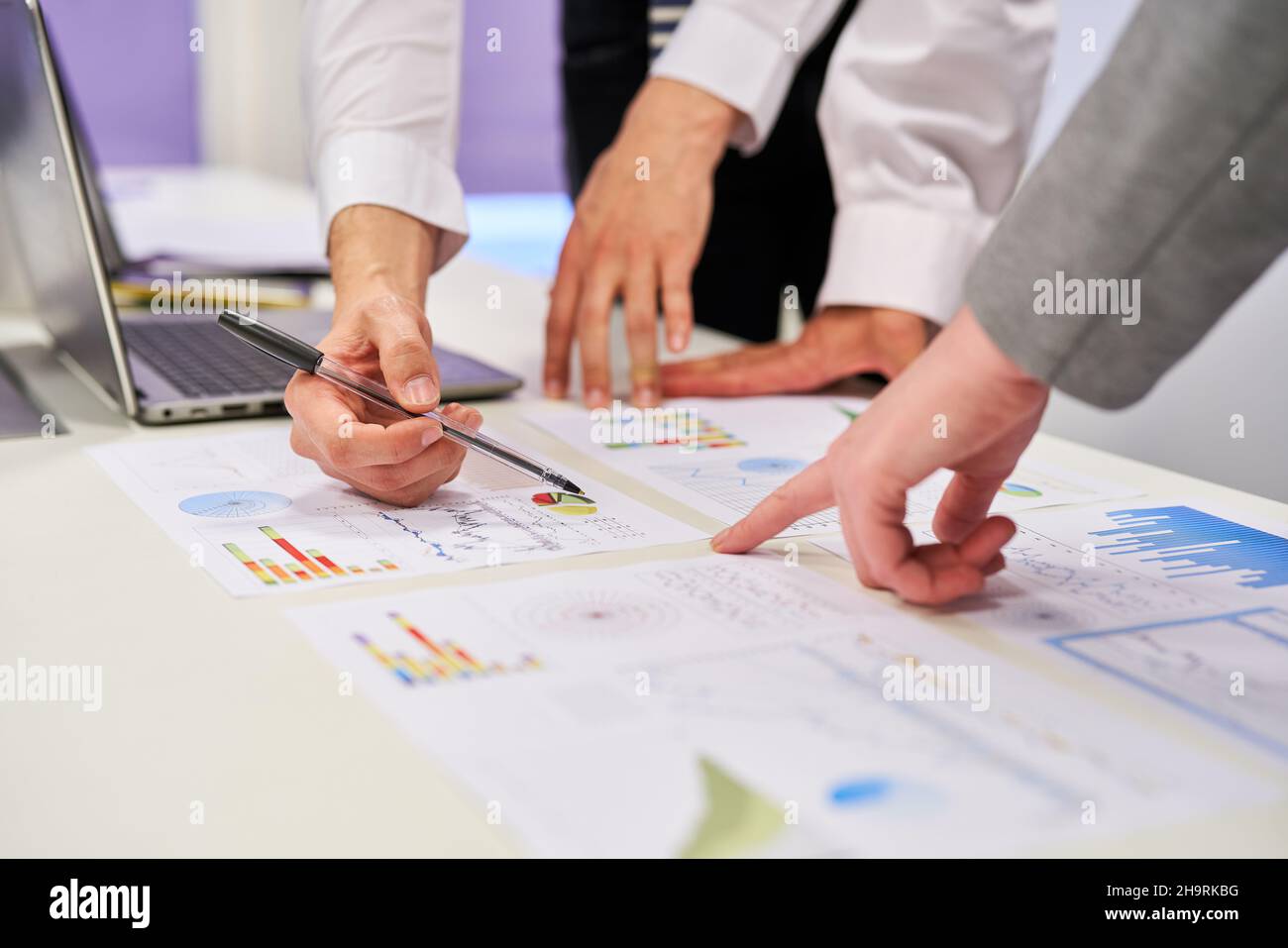 Die Hände von Geschäftsleuten weisen bei der Finanzanalyse in der Unternehmensberatung auf Daten hin Stockfoto