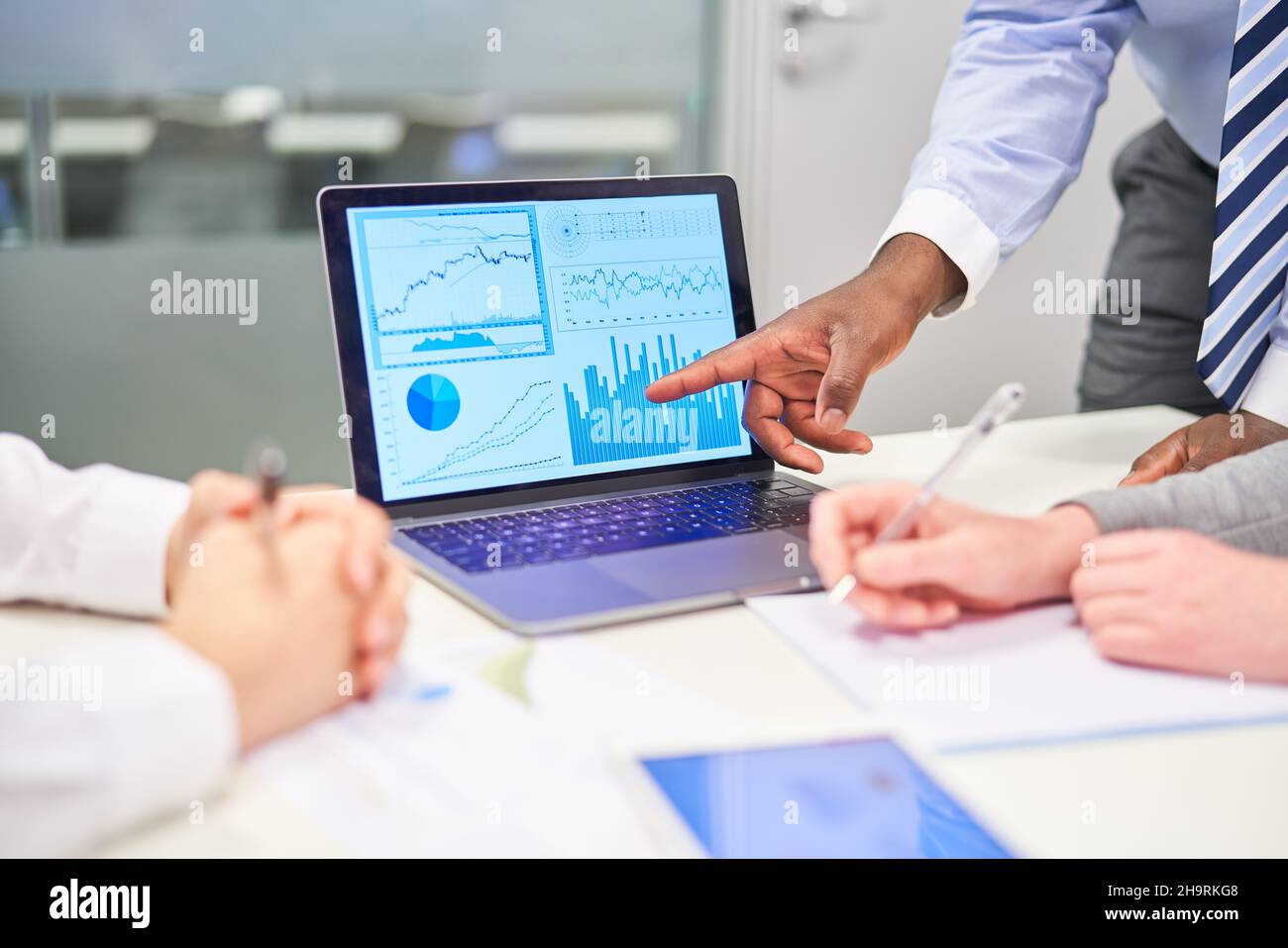 Manager als Berater zeigt während der Finanzanalyse auf dem Computermonitor auf ein Diagramm Stockfoto